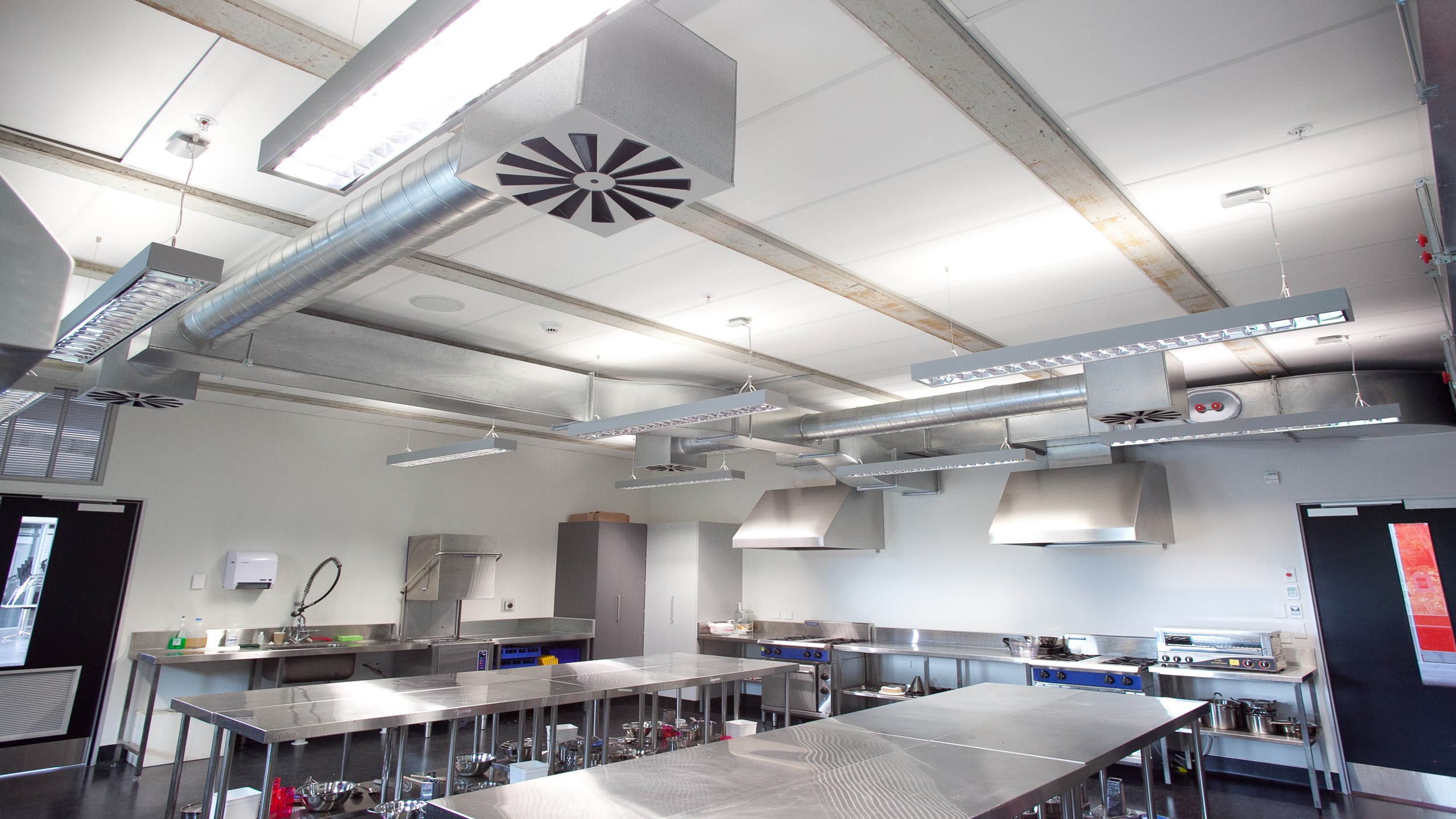 Goodman Feilding food tech training room showing Triton Hygiene 25™ direct fixed between double tees.